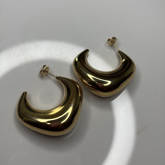 Elegant Gold Hoop Earrings - Picture 1 of 5